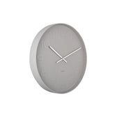 Schrägansicht der stilvollen Karlsson Wanduhr Mr. Grey mit klaren Ziffern