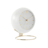 Schrägansicht der Design-Tischuhr Globe von Karlsson mit goldenen Details
