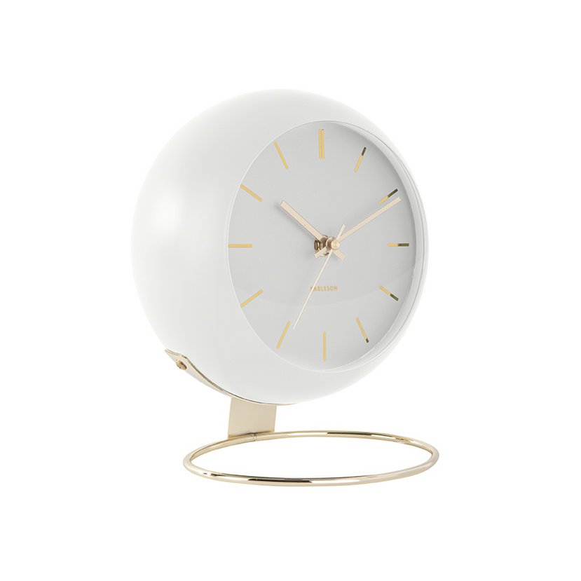 Schrägansicht der Design-Tischuhr Globe von Karlsson mit goldenen Details