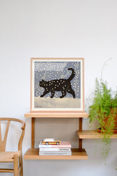 Illustration Snow Cat von Enikő Eged in einer ruhigen, kreativen Einrichtungsszene