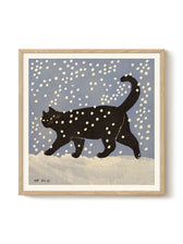 Frontalansicht des Kunstdrucks Snow Cat von Enikő Eged auf mattem Fine-Art-Papier