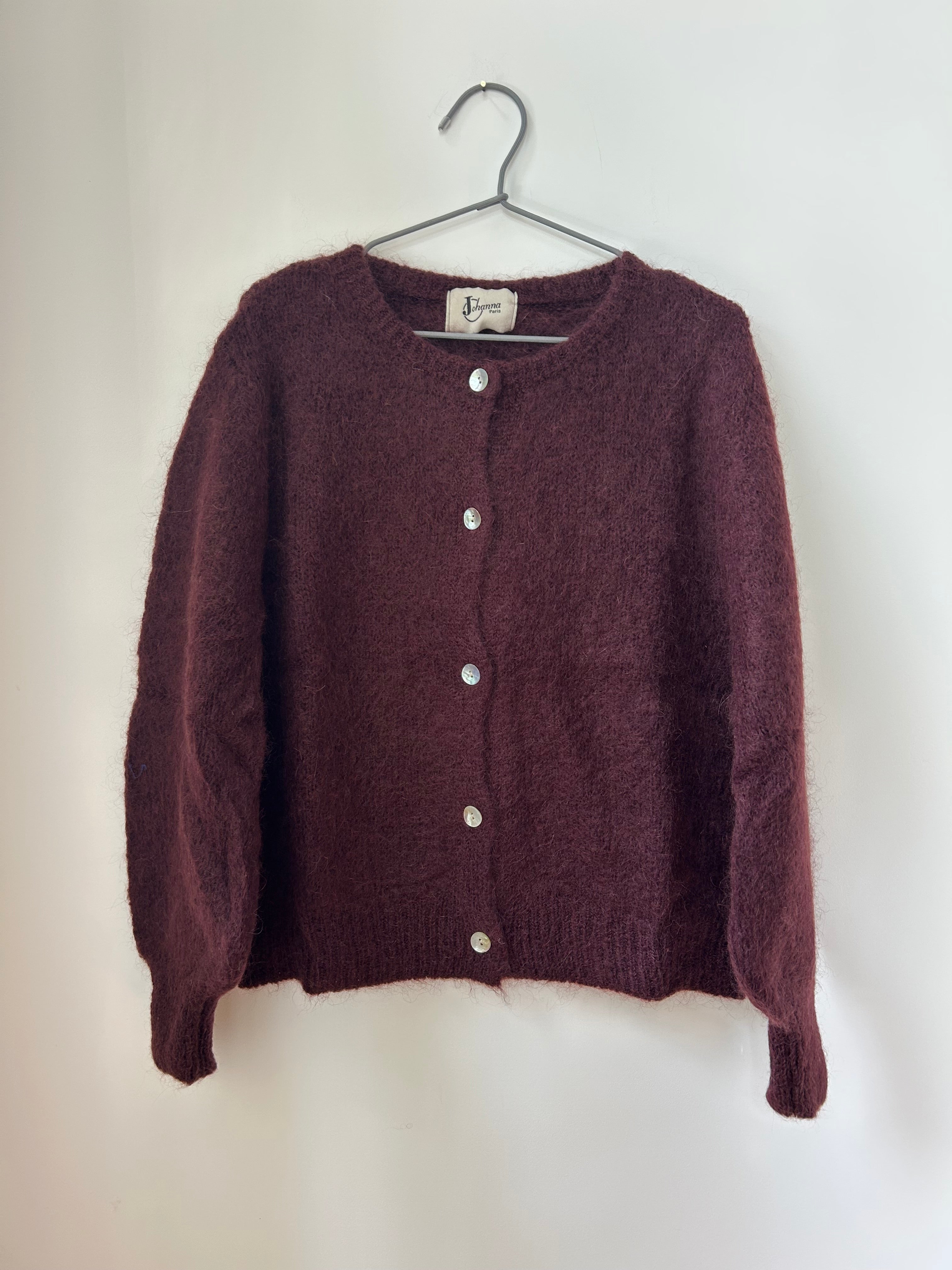 Damen Strickjacke in Bordeaux von Johanna Paris, Schrägansicht vorne