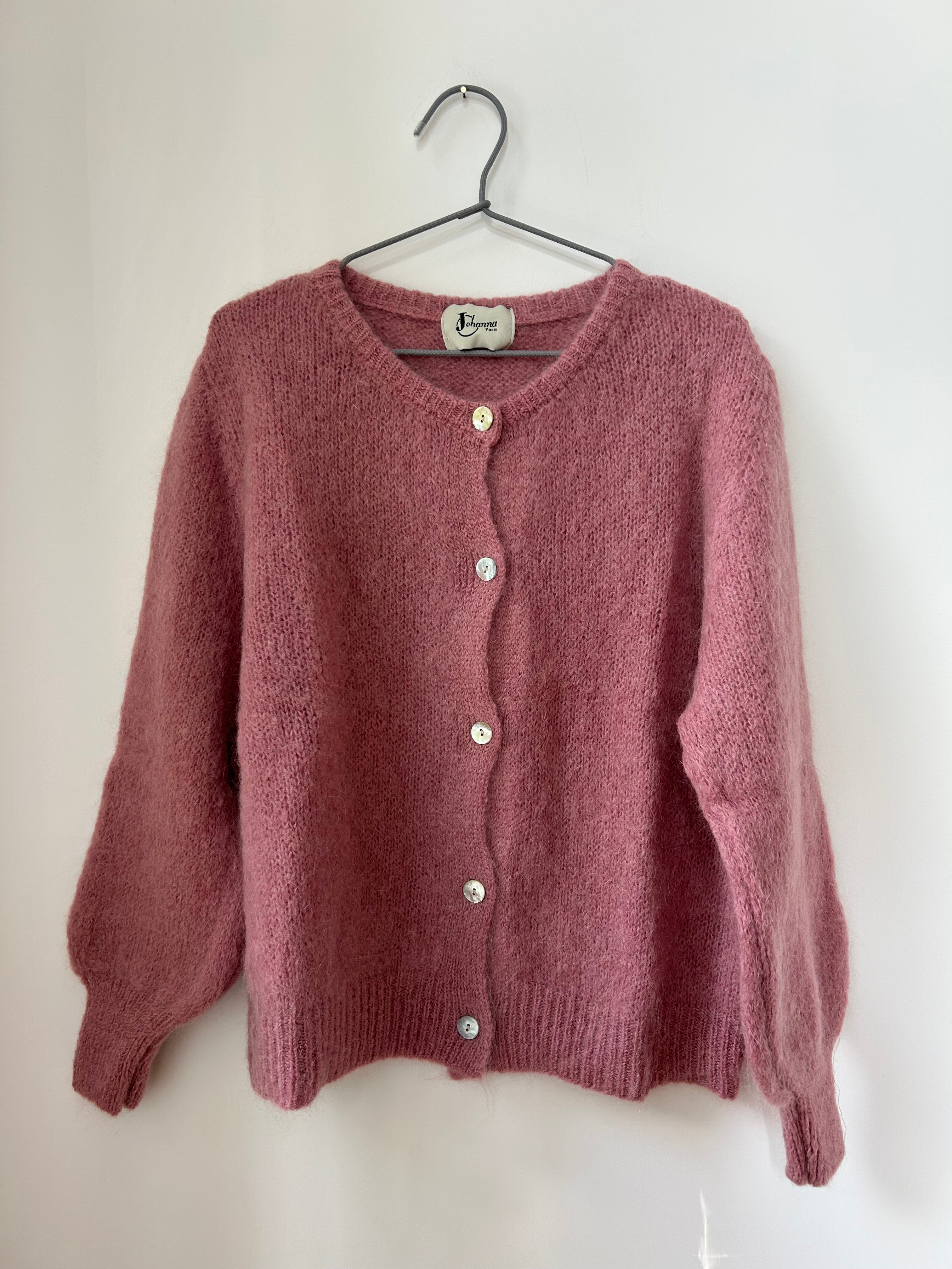 Damen Strickjacke in Himbeer-Smoothie von Johanna Paris, Schrägansicht vorne