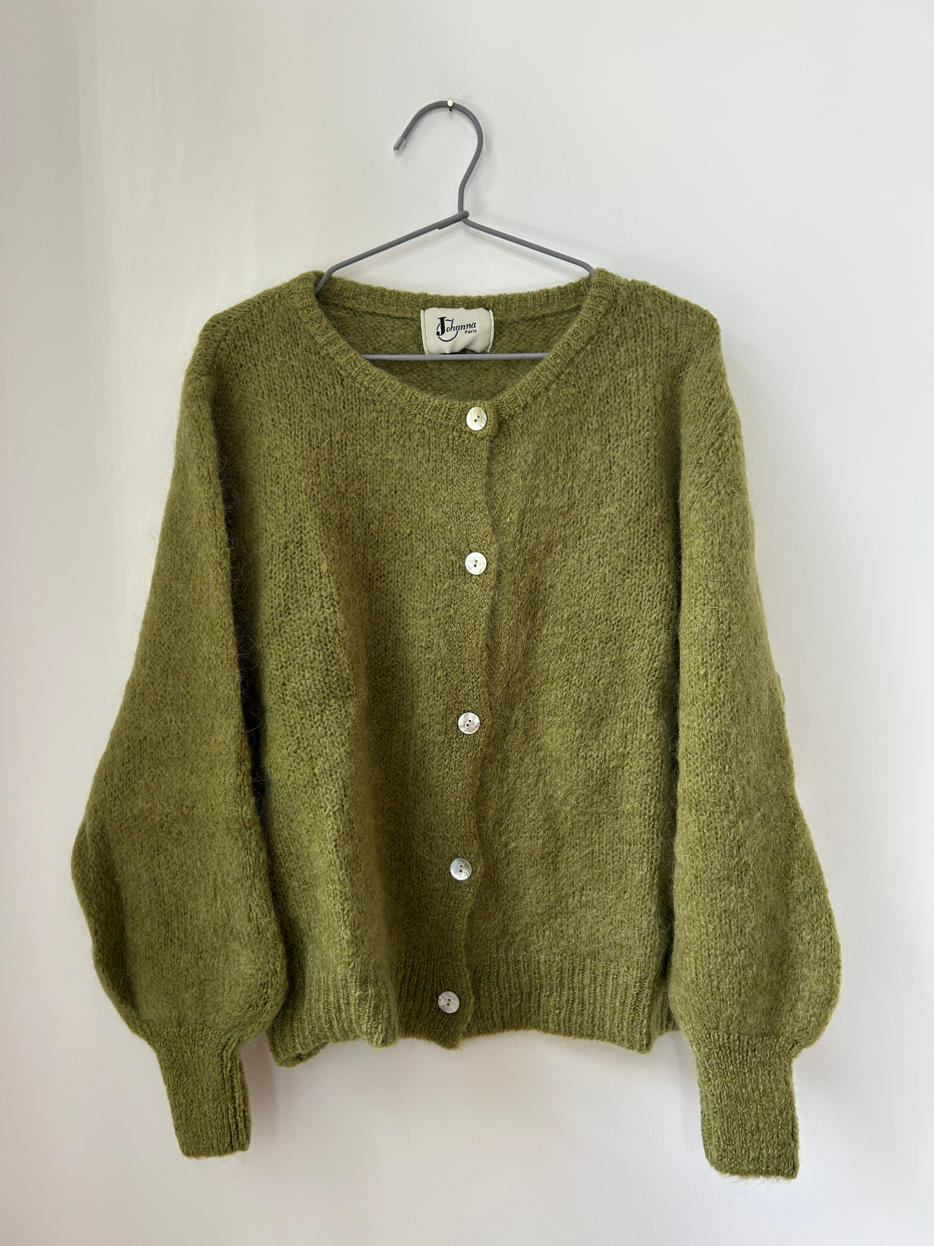 Damen Strickjacke in Moosgrün von Johanna Paris, Schrägansicht vorne