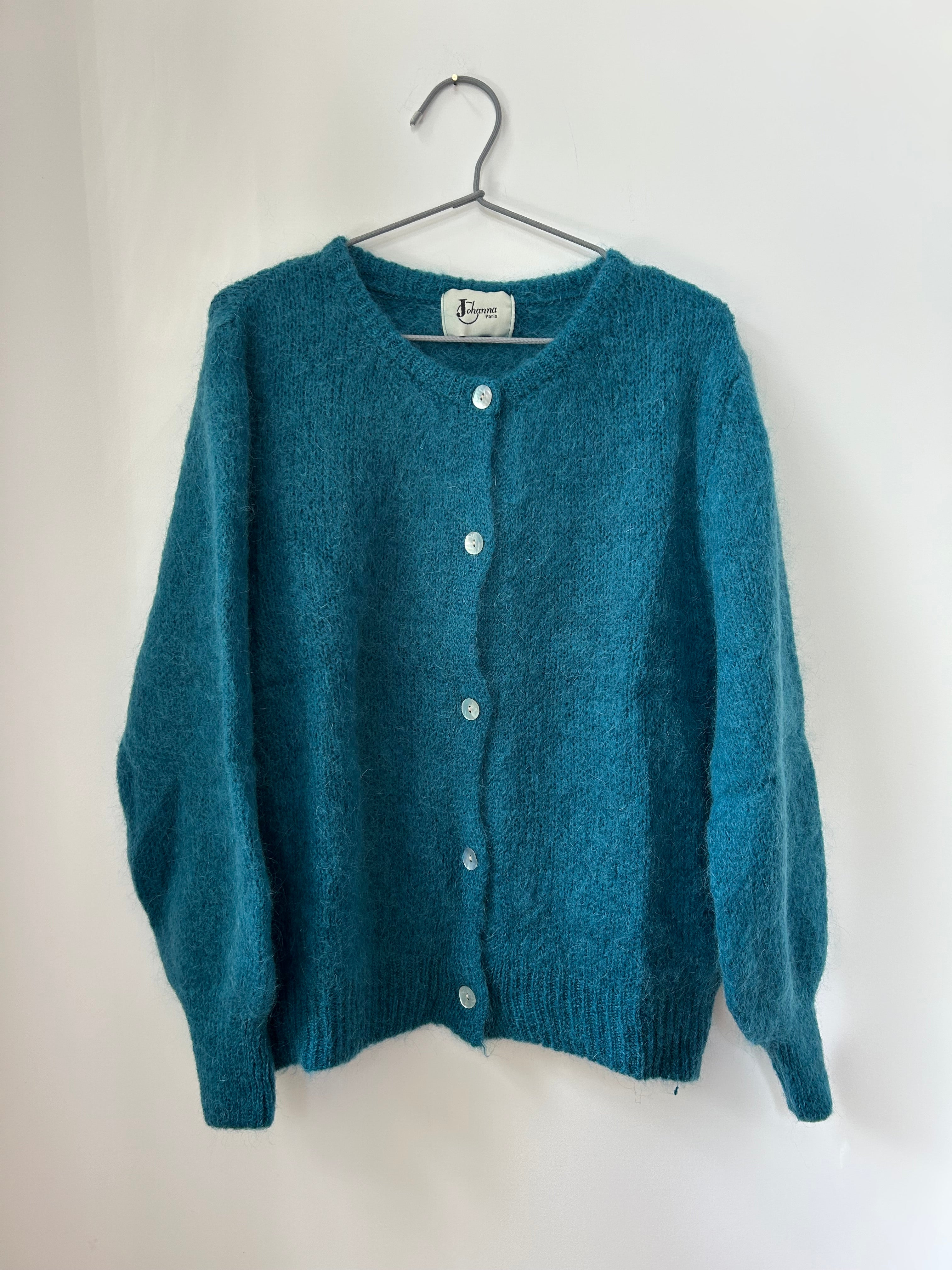 Damen Strickjacke in Petrol von Johanna Paris, Schrägansicht vorne
