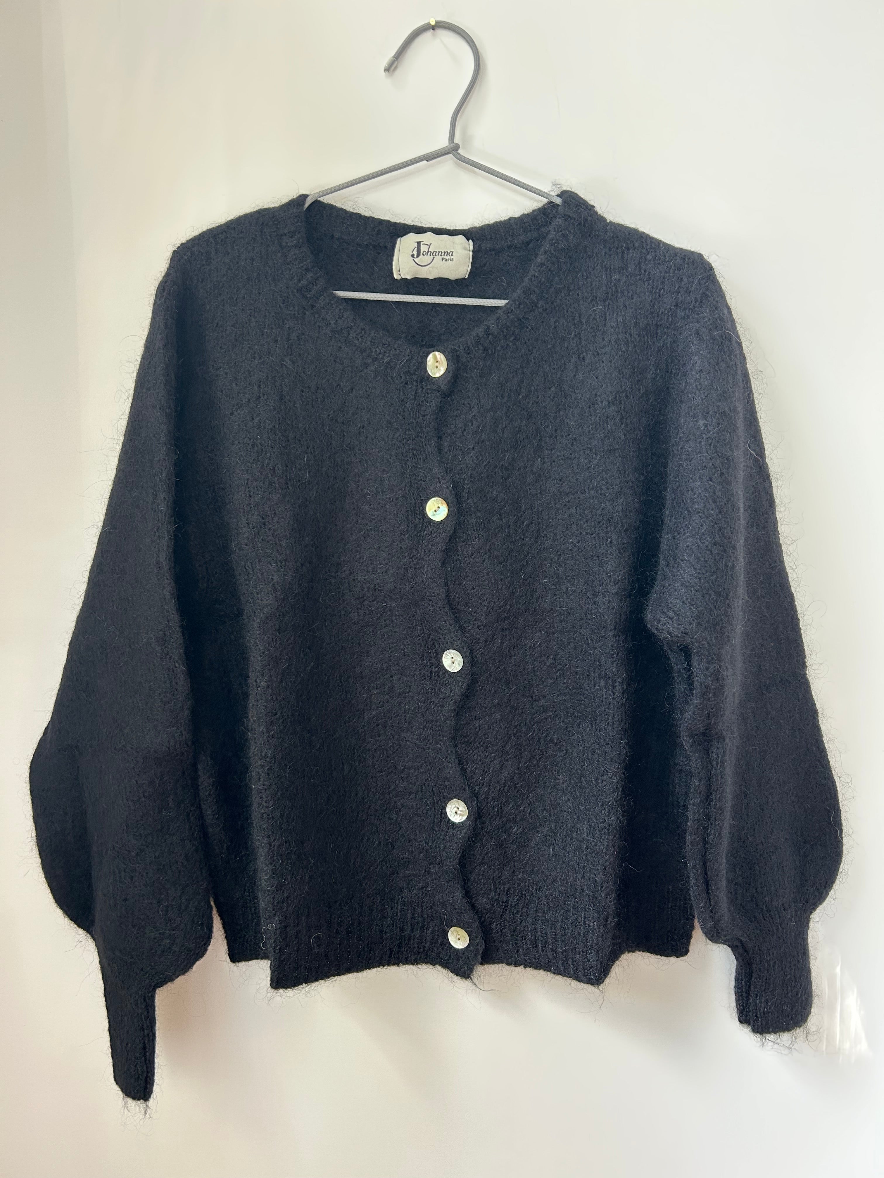 Damen Strickjacke in Schwarz von Johanna Paris, Schrägansicht vorne