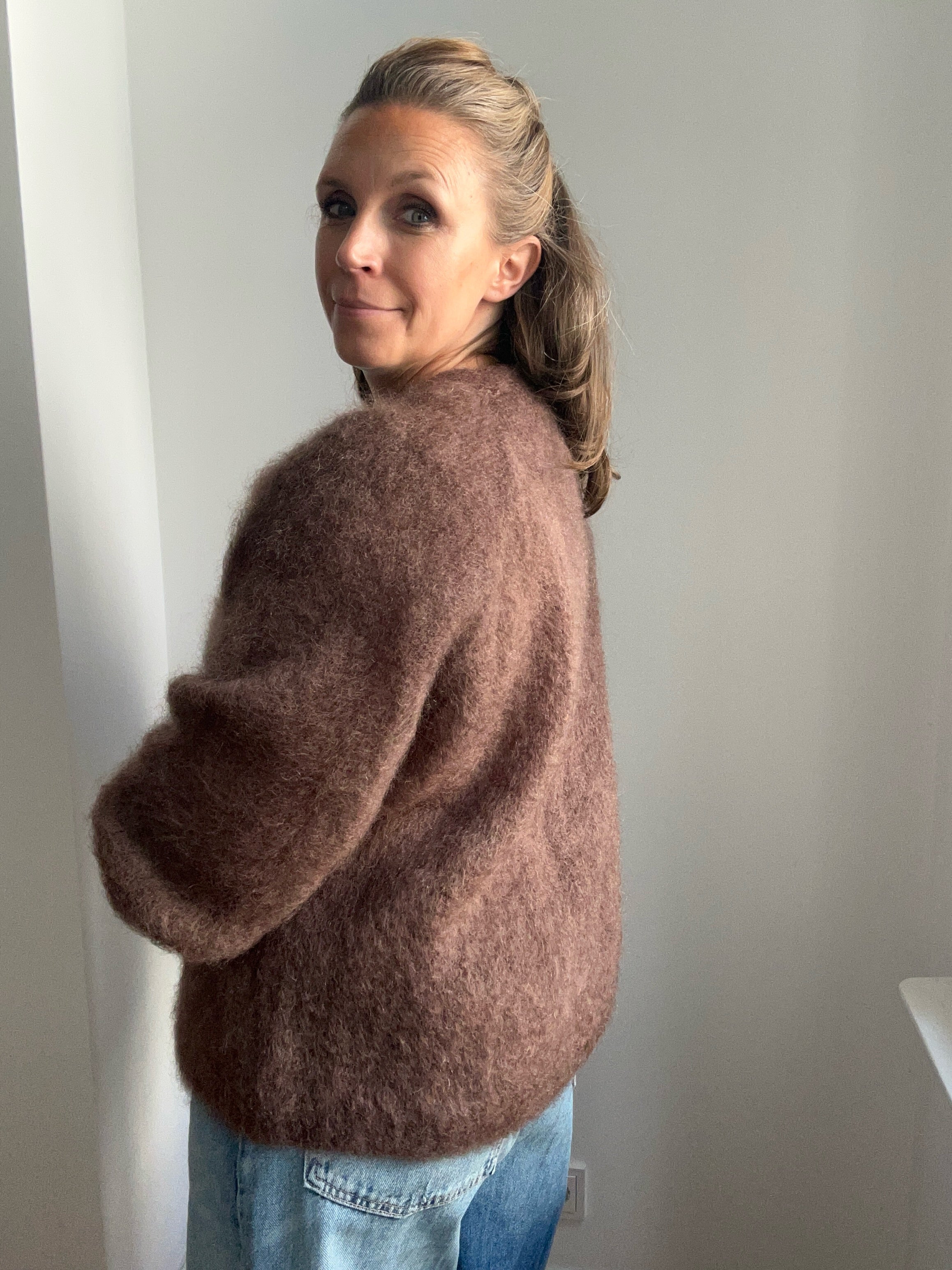 Damen Outfit mit Mohair-Strickjacke Braun, seitliche Ansicht, weiche Passform sichtbar