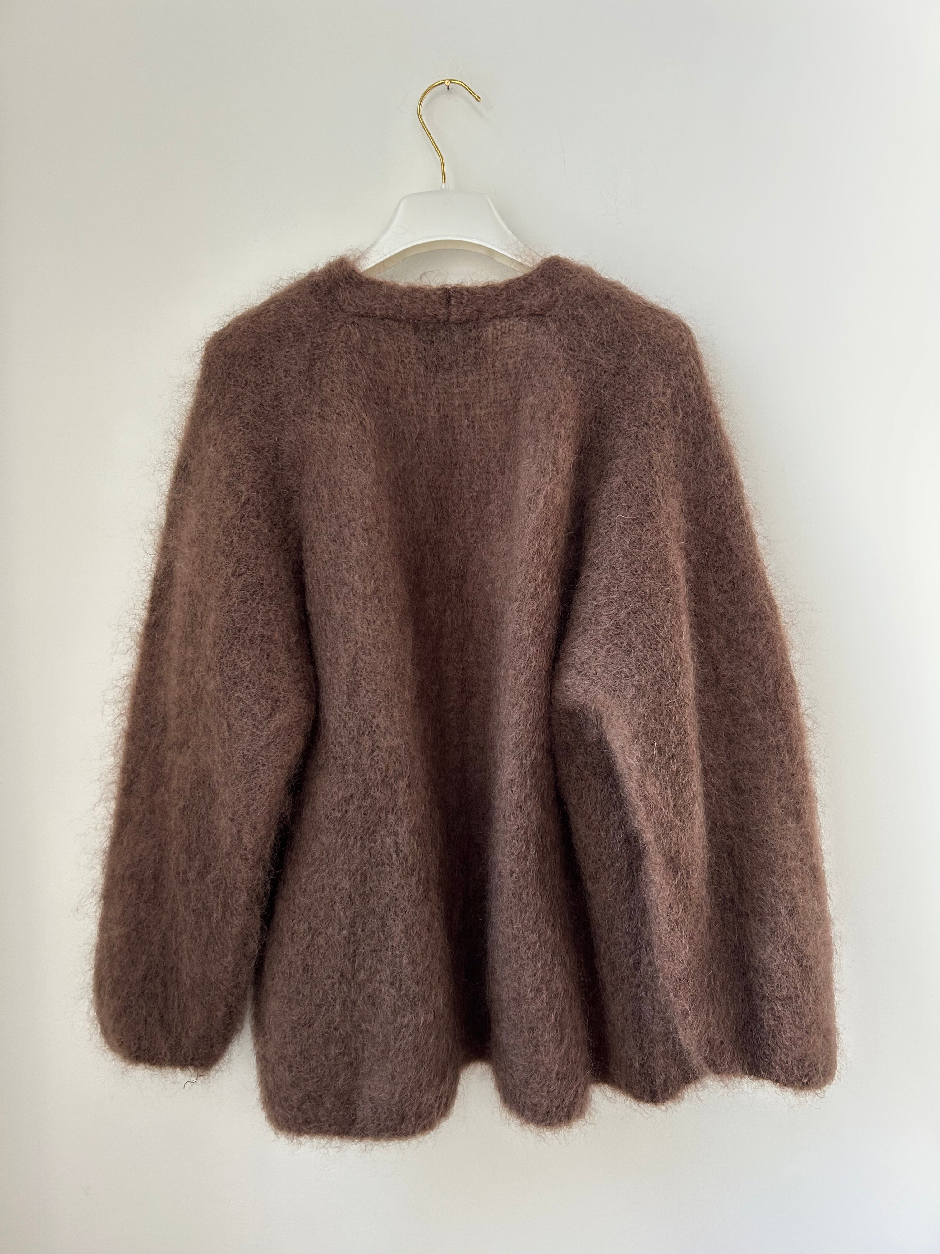 Rückansicht der Damen Strickjacke aus Mohair in Braun