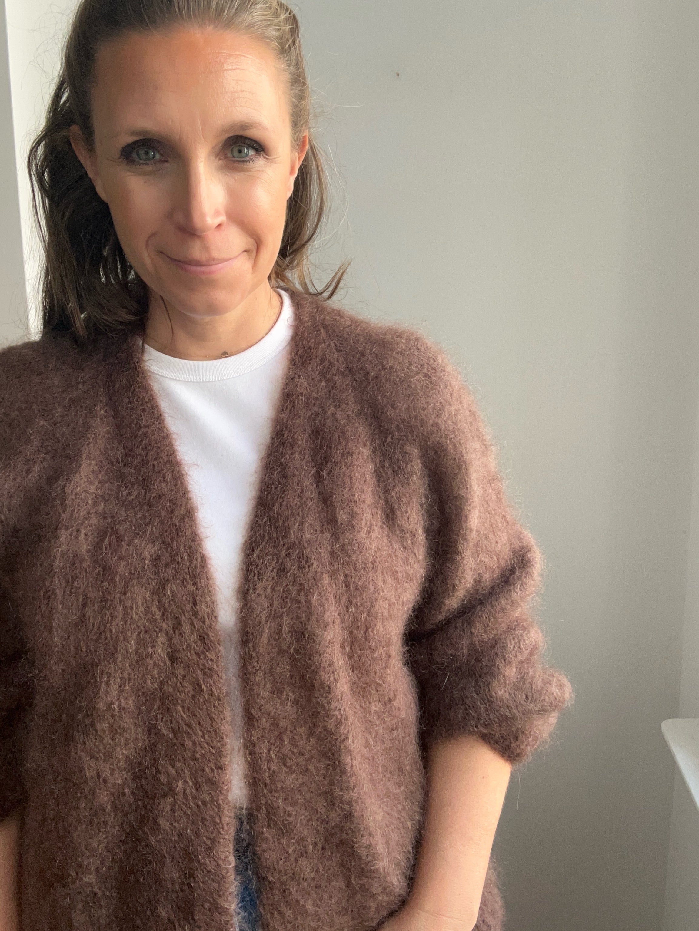 Damen Strickjacke aus Mohair in Braun von Johanna Paris, voluminöser Schnitt, Schrägansicht