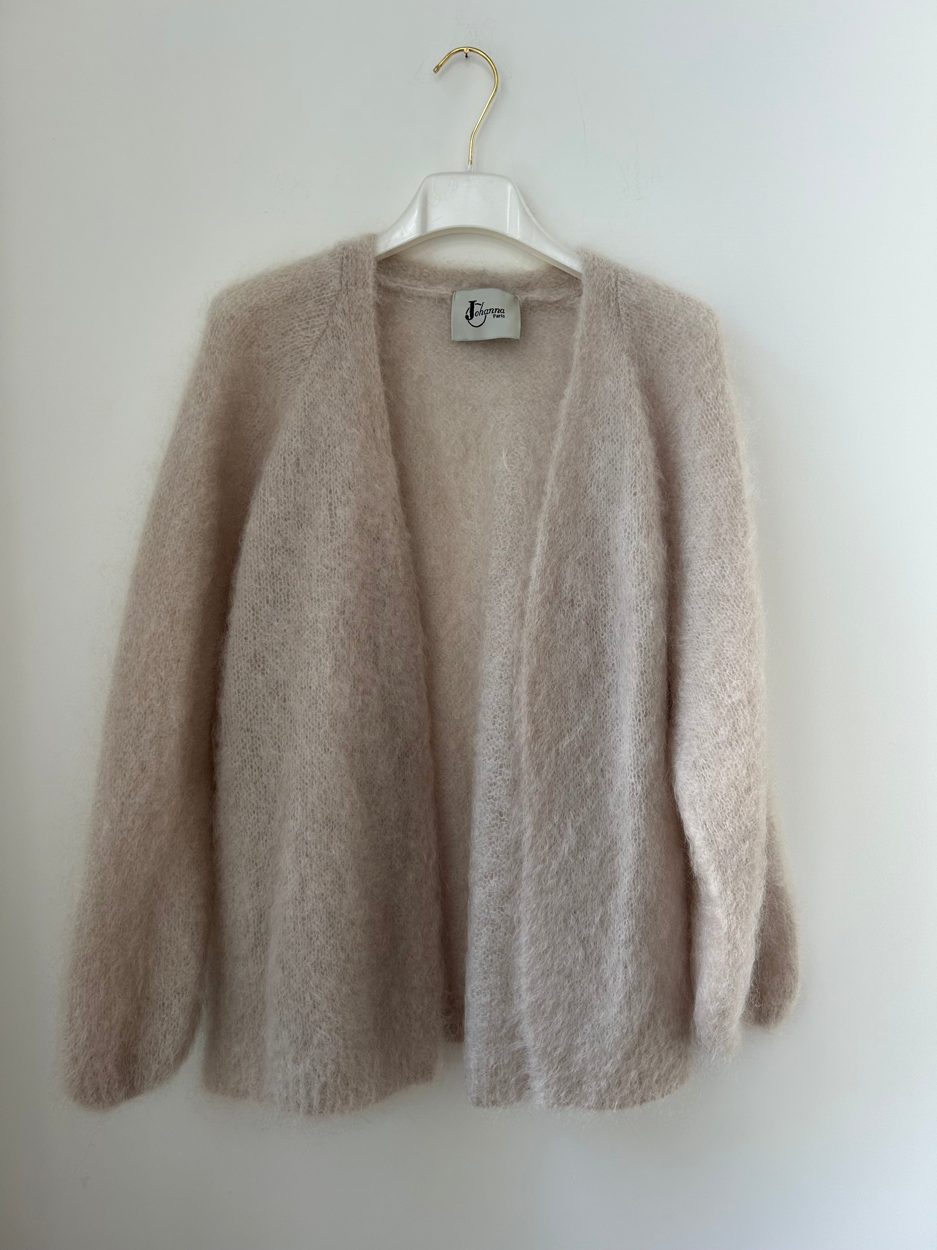 Damen Strickjacke aus Mohair in Creme von Johanna Paris, weicher Stoff, Schrägansicht
