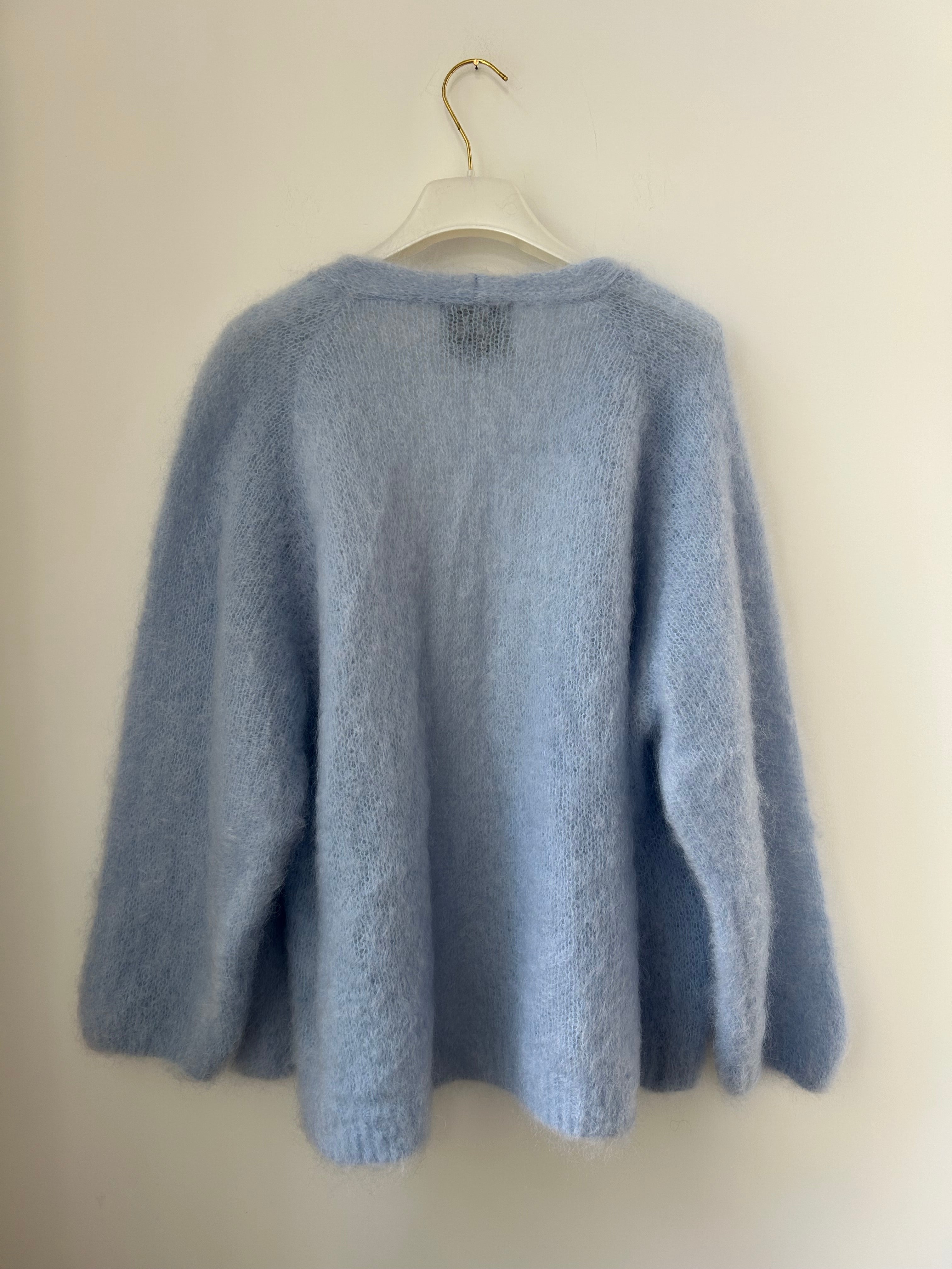 Rückansicht der Damen Strickjacke aus Mohair in Eisblau, klassische Silhouette