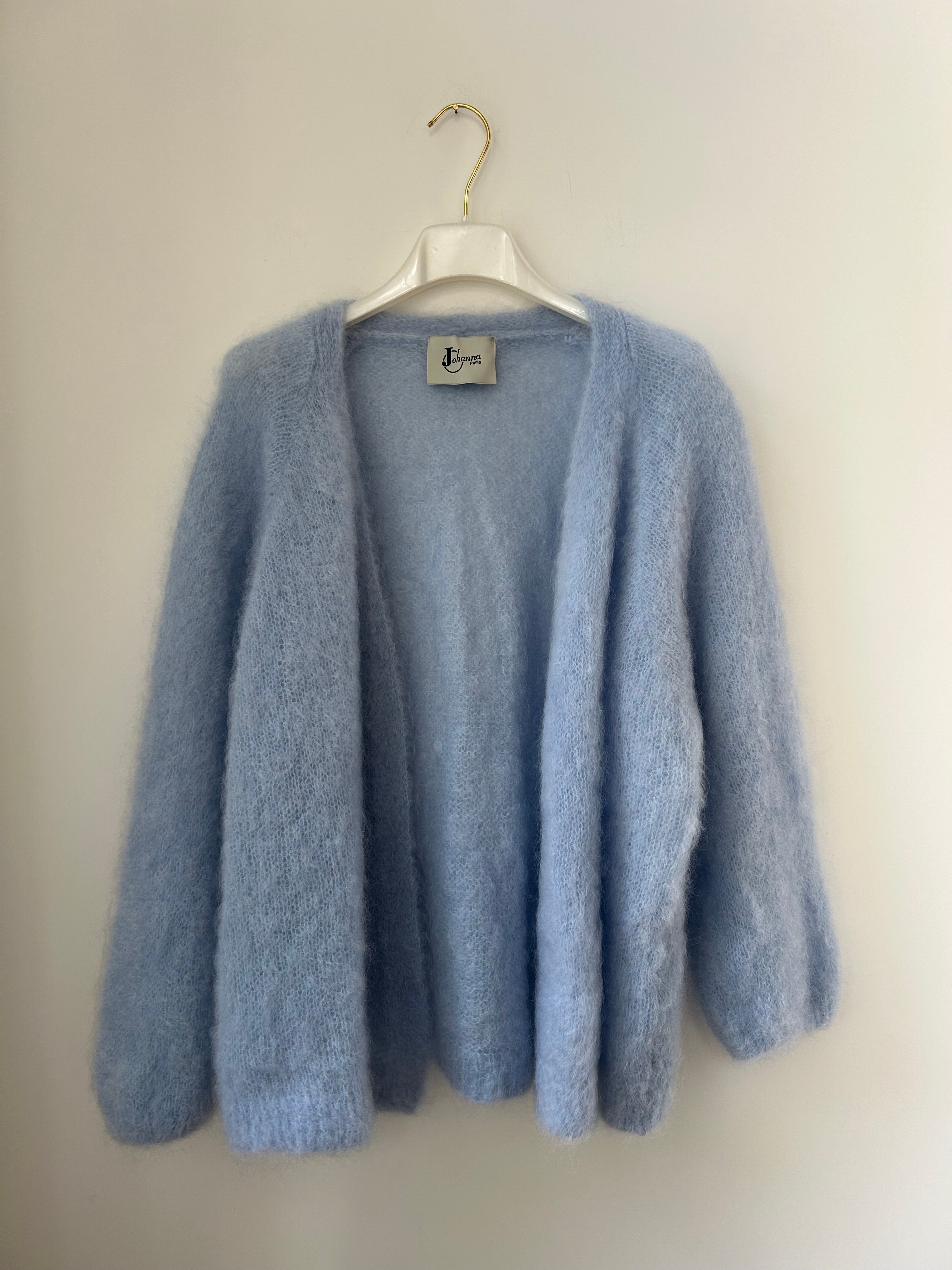 Damen Strickjacke aus Mohair in Eisblau von Johanna Paris, voluminöser Schnitt, Schrägansicht