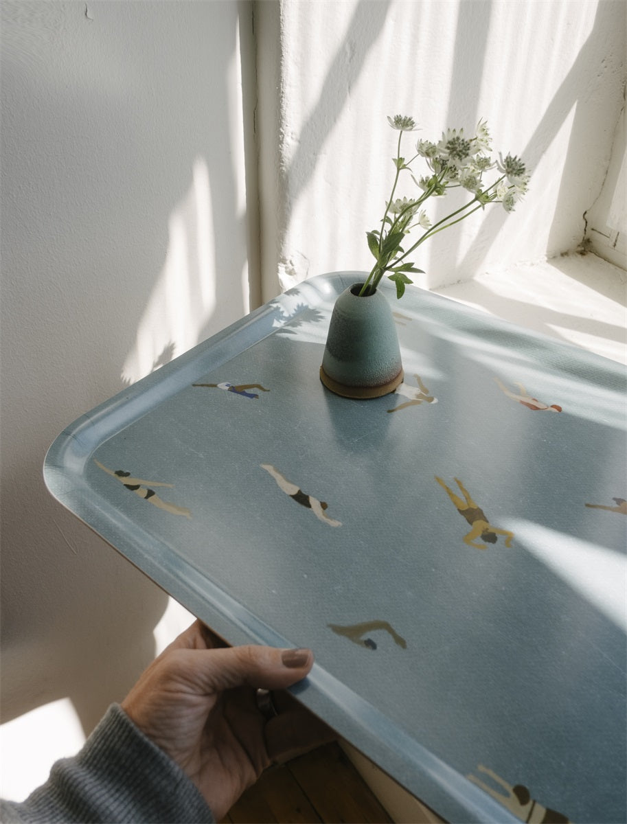 Tablett Swimmers Blau groß im Interieur 2 – skandinavisches Design Fine Little Day