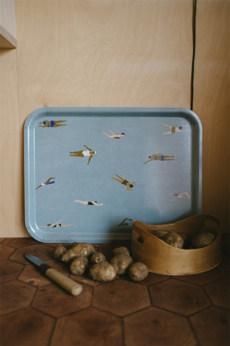 Tablett Swimmers Blau groß im Interieur – skandinavisches Design Fine Little Day