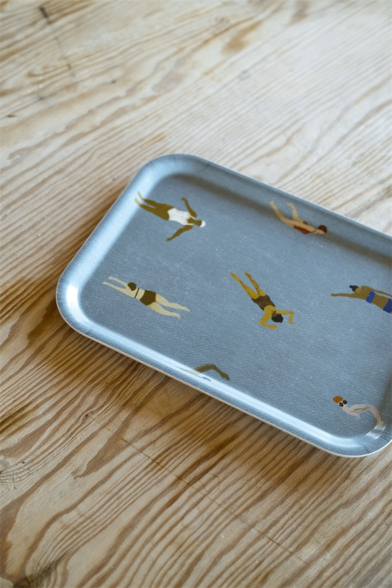 Tablett Swimmers Blau klein im Interieur – skandinavisches Design Fine Little Day