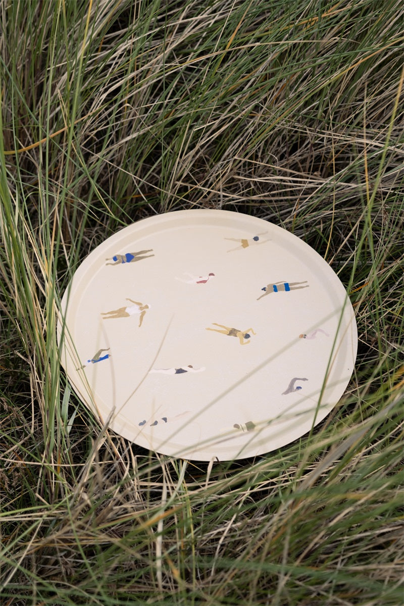 Tablett Swimmers Sand rund Ø 38 cm Frontansicht – Elisabeth Dunker Design Fine Little Day