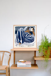 The Blue Hour mit einer Frau beim Lesen, stilvoll in einem ruhigen Raum inszeniert