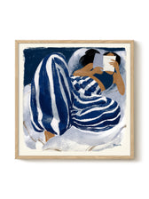 Frontalansicht des Kunstdrucks The Blue Hour mit lesender Frau von Marco Marella