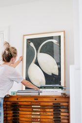Illustration The Swan VI von Jörgen Hansson als eleganter Blickfang im Flur oder Eingangsbereich