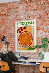 Gerahmter Vodka Pasta Kunstdruck als verspieltes Wandbild im modernen Arbeitszimmer