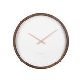 Frontansicht der großen Wanduhr „Ancho“ von Karlsson mit Holzrahmen
