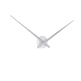 Karlsson Little Big Time Wanduhr – Schrägansicht der Aluminiumzeiger