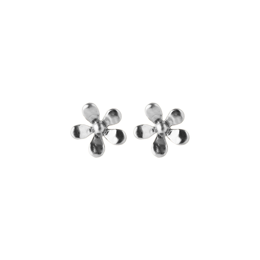 Wild Poppy Ohrstecker aus recyceltem Silber, Frontansicht, zarte Mohnblüten-Form, nachhaltiger Schmuck von Pernille Corydon