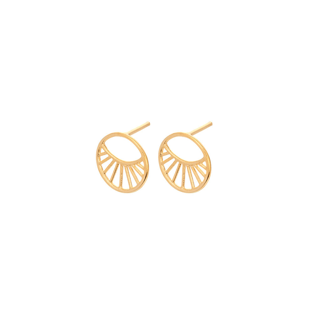 Frontansicht Daylight Ohrstecker 11 mm gold – zeitloser Schmuck von Pernille Corydon