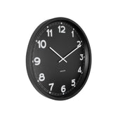 Schrägansicht der Karlsson Design-Wanduhr New Classic