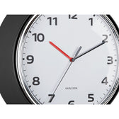 Detailaufnahme des Ziffernblatts der Wanduhr Modern Retro von Karlsson