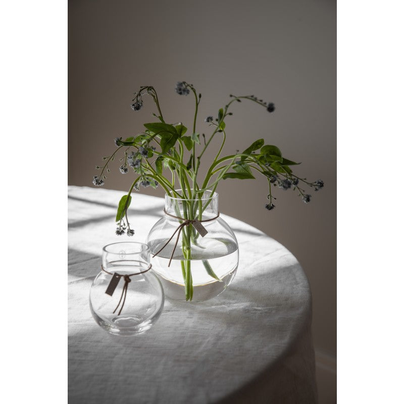 Glas-Kugelvase von ERNST dekoriert auf dem Esstisch