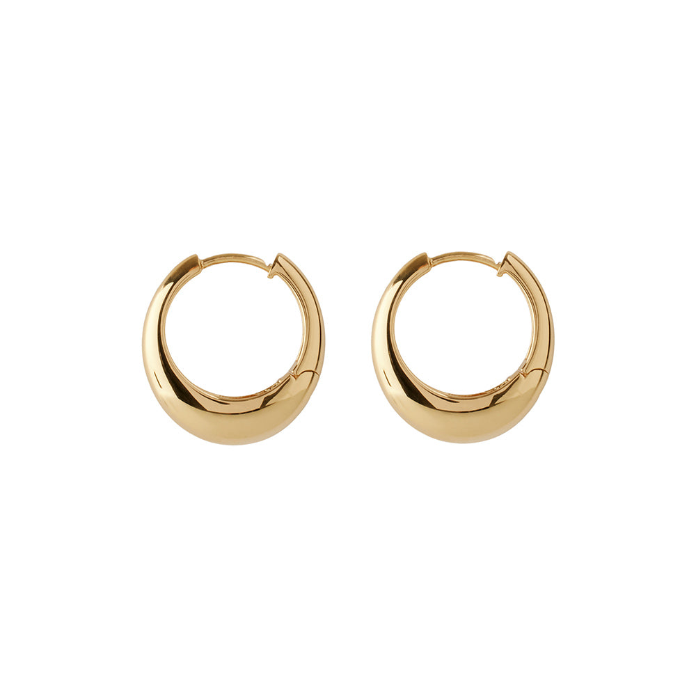 Detailansicht der Globe Huggie-Ohrringe – gold – Pernille Corydon
