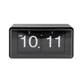 Frontansicht der Karlsson Flip Clock – schwarze Vintage-Uhr mit Klappmechanismus