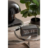 Retro Flip Clock von Karlsson auf dem Tisch im modernen Interieur