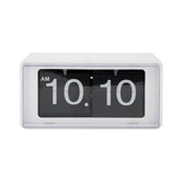 Frontansicht der weißen Karlsson Flip Clock – Vintage-Design pur