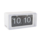 Karlsson Retro Flip Clock Weiß – Schrägansicht mit Klappanzeige