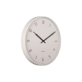 Schrägansicht der Karlsson Wanduhr Stark – schlichtes Design aus Eisen
