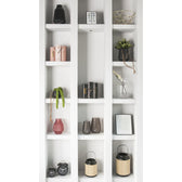 Tischuhr „Book“ von Karlsson im Regal – stilvolles Wohnaccessoire