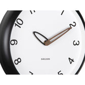 Detailansicht der Uhrzeiger auf der Karlsson Wanduhr Bella