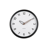 Frontansicht der Karlsson Wanduhr Bella – schwarzes Zifferblatt mit markanten Zeigern