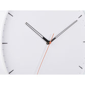 Detailaufnahme: Ziffernblatt und Zeiger der Wanduhr Calm in Weiß