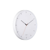 Schrägansicht der Wanduhr Calm von Karlsson – schlicht und elegant