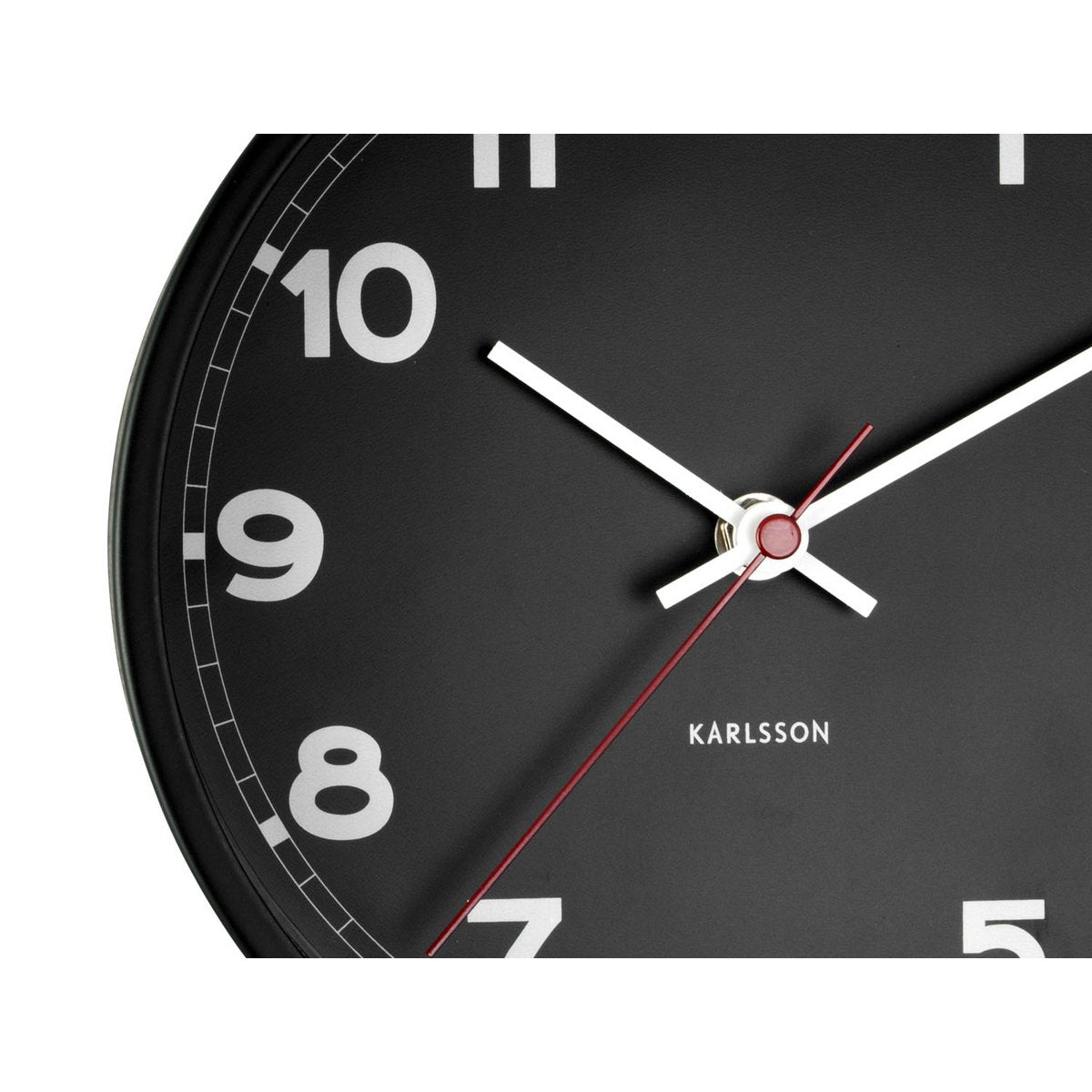 Detailansicht des Zifferblatts der Karlsson Wanduhr „New Classic Small“