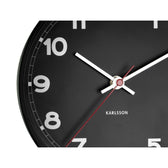 Detailansicht des Zifferblatts der Karlsson Wanduhr „New Classic Small“