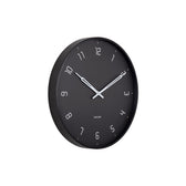 Schrägansicht der Karlsson Wanduhr Stark – minimalistisches Design