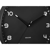 Detailansicht der filigranen Zeiger auf der Karlsson Uhr Stolz