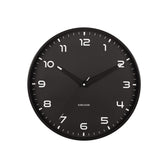 Frontansicht der Wanduhr Stolz – schwarzes Zifferblatt mit feinen Zeigern
