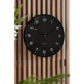 Minimalistische Karlsson Wanduhr Stolz im modernen Wohnraum