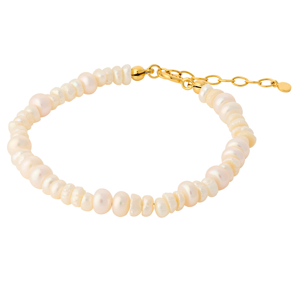 Liberty Armband Gold mit Perlen – Nahaufnahme von Pernille Corydon
