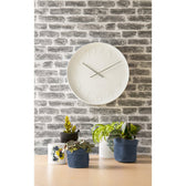 Wanduhr Mr. White Zahlen von Karlsson – stilvoll im Wohnzimmer platziert